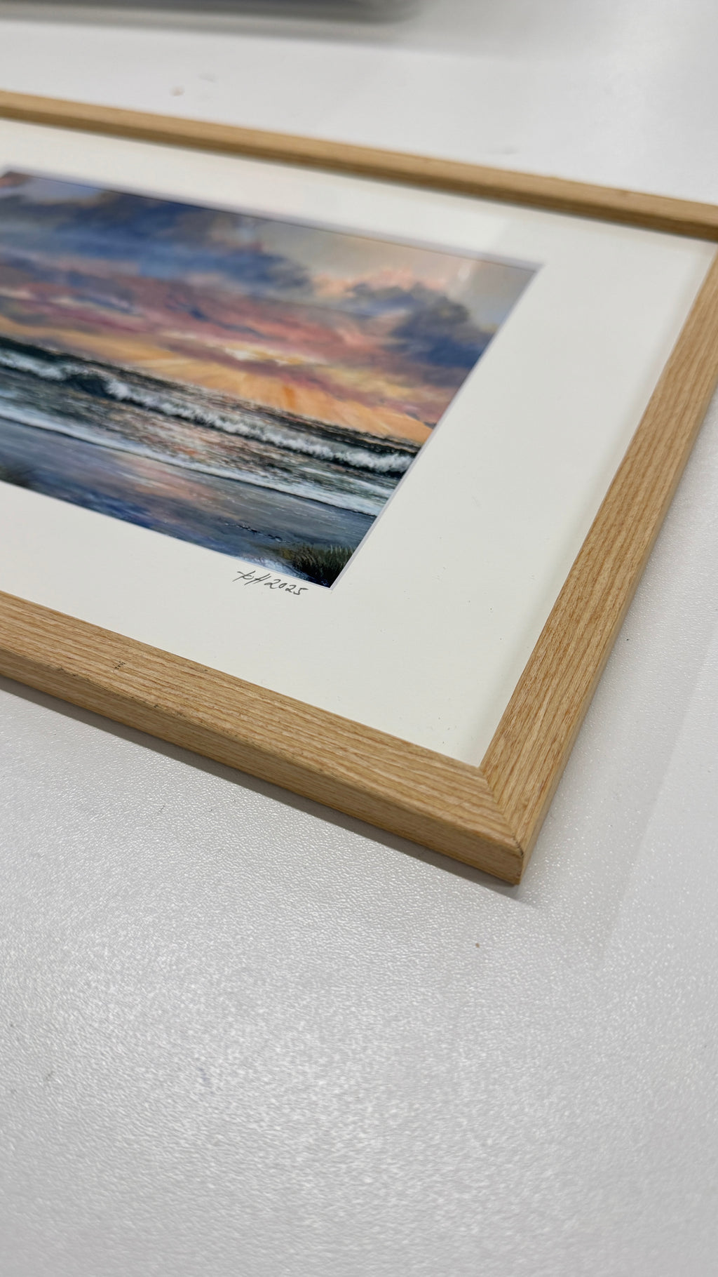 På vej til Grenen - Kunstkort af Billedkunstner Gitte Toft i smuk egeramme.